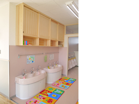 トイレ／手洗い場上部棚（4～5才児用）